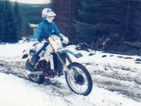 A person riding a motorcycle in the snow

Description automatically generated